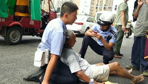 老人被撞倒 自贡交警跪地护住他的头 - 头条 - 华西都市网新闻频道