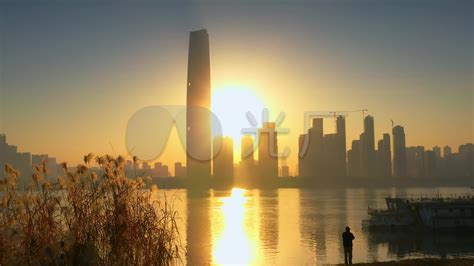 战酷热，展风采！636米“武汉绿地中心”幕墙安装高度突破200米_-企业新闻-门窗幕墙网