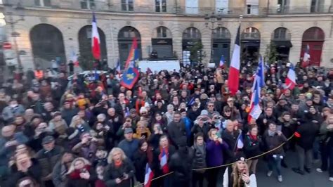 法国万人集会要求退出北约，北约旗帜被当众剪成两半！_新浪新闻