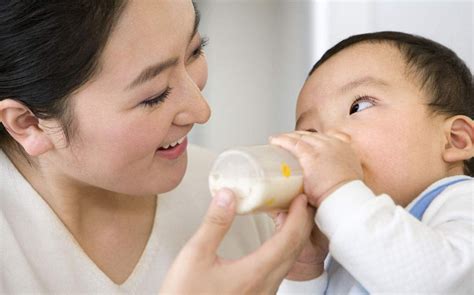 怎么知道孩子是不是饿了 什么时候给宝宝喂奶比较好 _八宝网