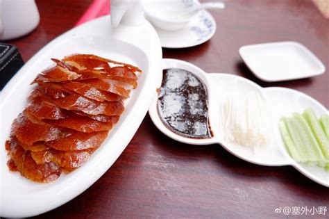 北京烤鸭的精华，在老四合院里，吃着焦脆的鸭皮蘸着白糖