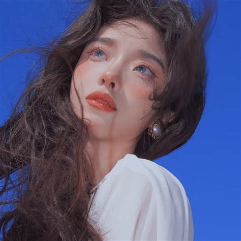 真人甜美女生头像背影图
