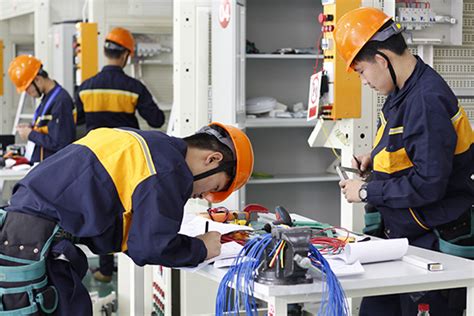 电工电子实习教学中心举办“电工电子快乐体验日”活动-内蒙古工业大学工程训练中心