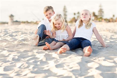 可爱的兄妹在海滩上开心的玩耍高清图片下载-正版图片303637510-摄图网