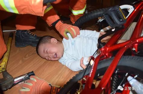 小孩头部被玩具卡住 消防员为小朋友唱小星星-中国长安网