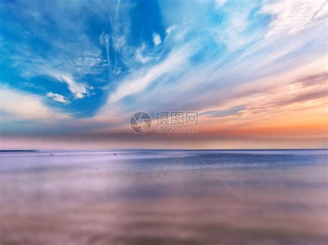 海中粉色日落蓝色天空浮云和海洋水高清图片下载-正版图片504428771-摄图网