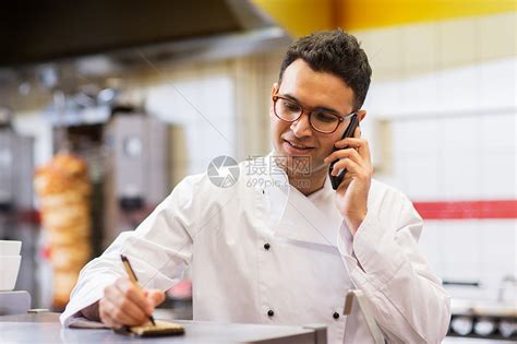 人,快餐烹饪厨师烤肉店写订单打电话智能手机烤肉店厨师打电话给智能手机高清图片下载-正版图片300120418-摄图网