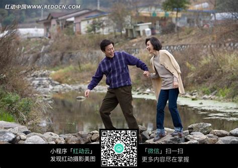 牵着手踩着石头过河的一对夫妻图片免费下载_红动中国