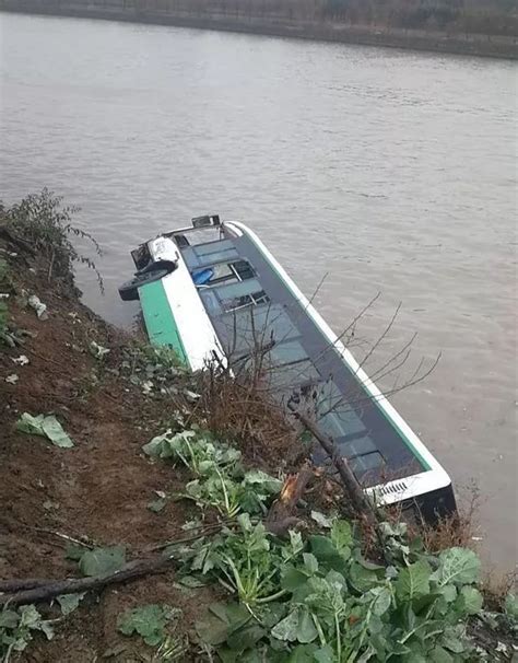 突发！常州一公交车和越野车相撞，整辆公交车掉进河里……_本地资讯_新金坛人才网