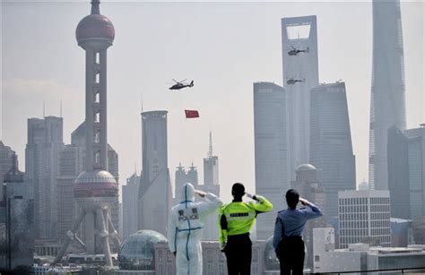 上海警航直升机国庆节挂国旗巡飞
