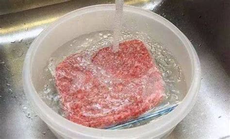 怎么做才能快速解冻肉？切记不用热水，分享方法，解冻又快又去腥
