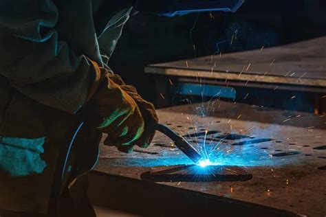 金属焊接钢厂使用电弧焊机在工厂焊接钢手工技能劳动理念的金属制品造和高清图片下载-正版图片506677563-摄图网