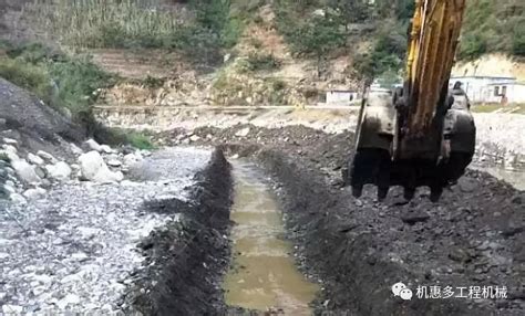 渣土车掉入泥坑，两名挖机师傅巧妙利用挖子齐心把它拽出来，这技术一看就是老司机_泥坑_技术_渣土