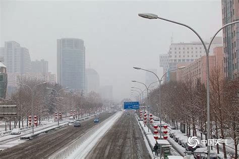 大雪纷飞！哈尔滨天地浑然一体 市民冒雪出行-图片频道