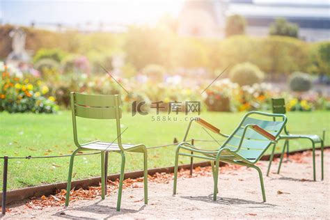 法国巴黎杜乐丽花园的传统绿色椅子高清摄影大图-千库网