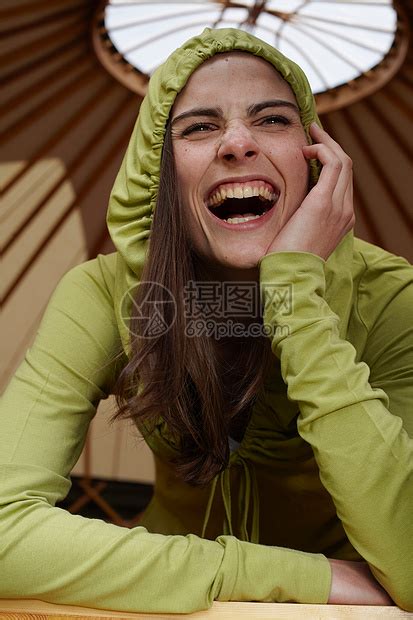 哈哈大笑的女人高清图片下载-正版图片501816163-摄图网