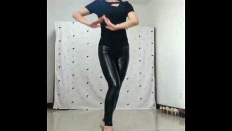 广场舞：美女室内穿黑色紧身裤跳动感的广场舞，舞姿美爆了！_腾讯视频