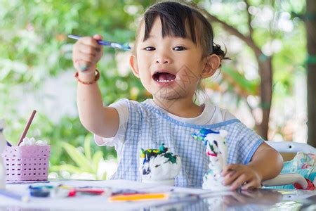 年轻女子拿着铅笔在家画成人和儿童的着色用于缓解压力高清图片下载-正版图片507370555-摄图网