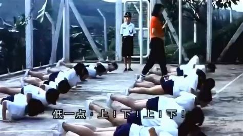 女狱警惩罚女囚犯集体俯卧撑，身材所限根本低不下去