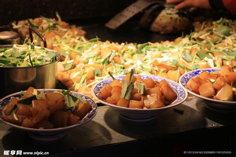 西安回民街小吃街上百种美食，在夜里也是热闹非凡！