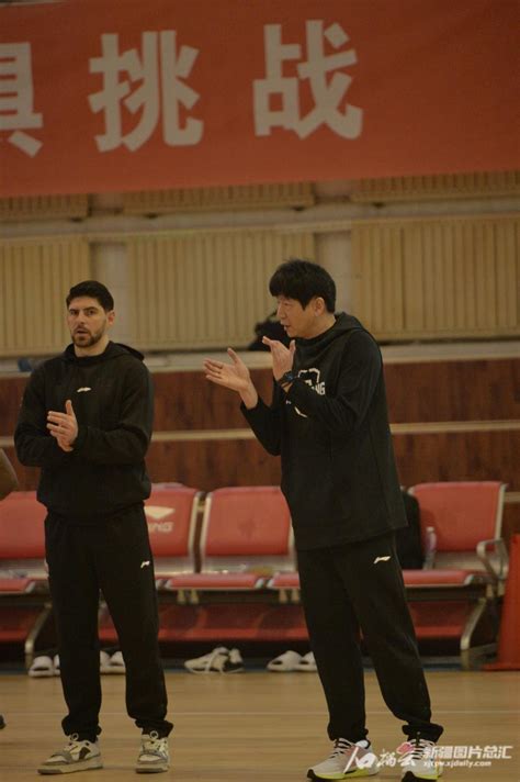 狂练体能！新疆男篮积极备战CBA联赛第三阶段比赛_东方体育