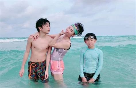 张柏芝晒母子三人海边照 与儿子牵手漫步沙滩超温馨_新浪图片