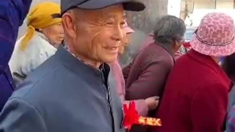 73岁大爷头婚娶69岁大妈 全村赶来庆贺_凤凰网视频_凤凰网