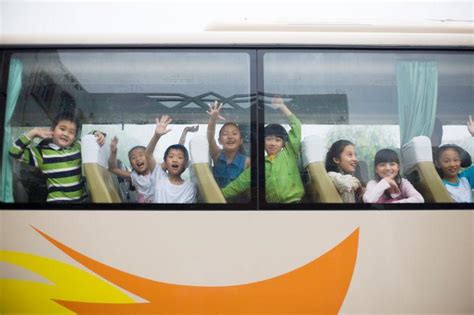 汽车上的孩子图片-坐在大巴车上的可爱的学生满素材-高清图片-摄影照片-寻图免费打包下载