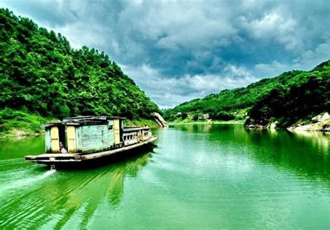 广西梧州：河边戏水享清凉-人民图片网