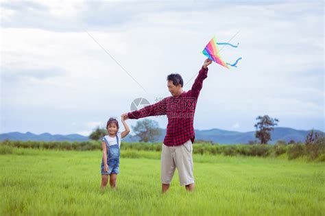 爸爸带着女儿放风筝高清图片下载-正版图片307981032-摄图网