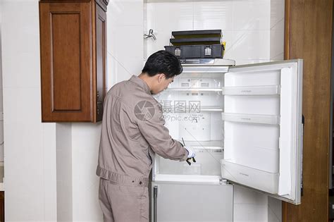 工人上门维修冰箱高清图片下载-正版图片501157466-摄图网