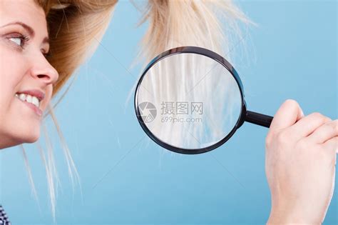 用放大镜观察头发发质高清图片下载-正版图片307200657-摄图网