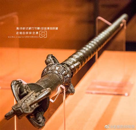 是中国古代常见的短柄钝击武器，多为铜铁所制，其装具和外观与刀剑大体相仿，但鞭身是一根细长的棍棒，其截面有圆形、八角形、六角形等形状，以圆形居多 ...