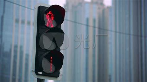 等红绿灯不小心停到逆向车道