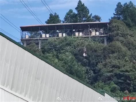 重庆一女子从高空滑道坠落身亡，为景区工作人员_京报网