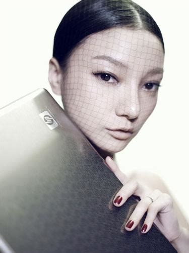 韩惠珍顶级模特气场全开 在写真集中表现出强烈眼神_即时尚