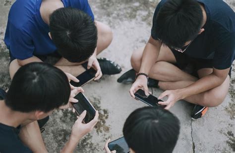 该不该允许中小学生带手机上学?_中华文教网