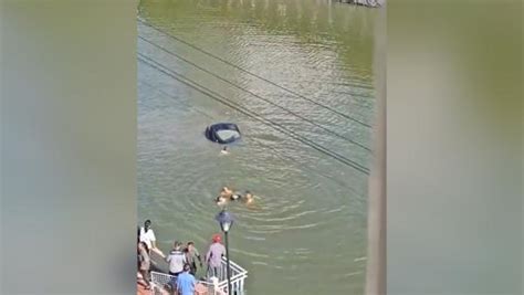 女子驾车不慎坠河，众人下水合力营救_凤凰网视频_凤凰网