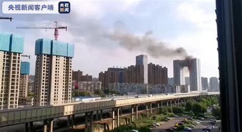 大连凯旋国际大厦突发大火：68辆消防车366名消防员参与救援，暂无人员伤亡