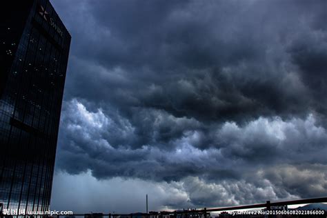乌云密布的天空中有雷暴的闪电照片摄影图片_ID:150192494-Veer图库