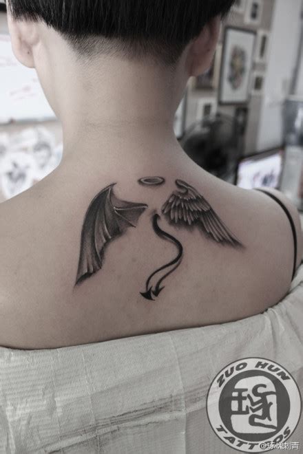 女生后背精美的一半天使一半恶魔翅膀纹身图案