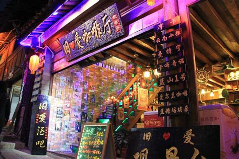 丽江古城夜色下的商业街高清图片下载_红动中国