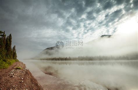 雾蒙蒙的山谷风景高清图片下载-正版图片600065911-摄图网