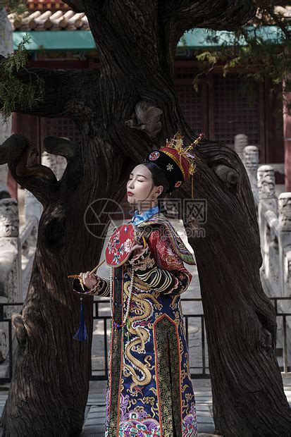 女子开奔驰进故宫后续：有朋友称车是借她的，但事实蹊跷