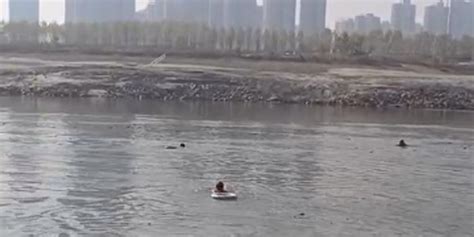 女子不慎落水靠羽绒服浮在江中，刚冬泳完的长江救援队二次入水救人_手机新浪网