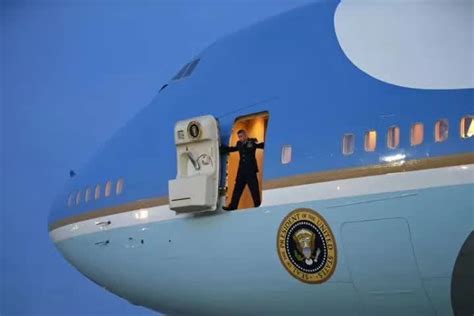 特朗普一家度假后乘专机返回白宫_凤凰网