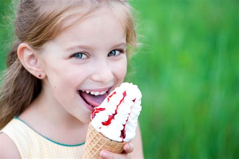 正在吃巧克力冰淇淋的七岁女孩-包图企业站