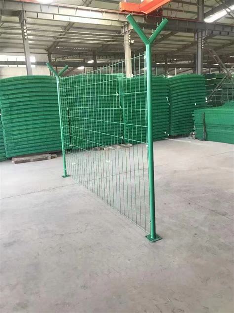 广东厂双边丝护栏网 公路学校封闭栅栏 包塑镀锌铁丝护栏养殖围栏-阿里巴巴