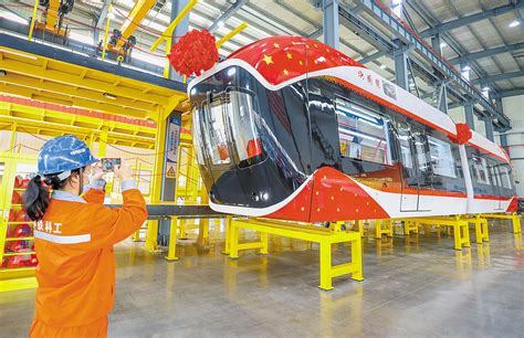 国内首辆磁浮空轨列车在汉下线 - 湖北省人民政府门户网站