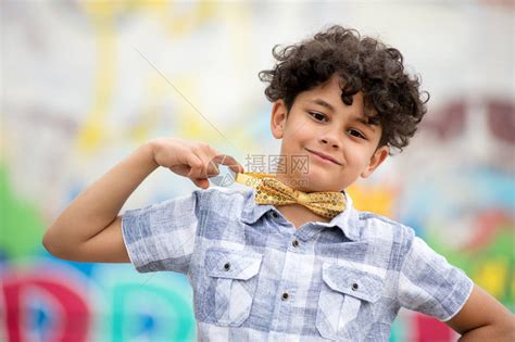 骄傲的小男孩指着金色的弓领结高清图片下载-正版图片506036982-摄图网
